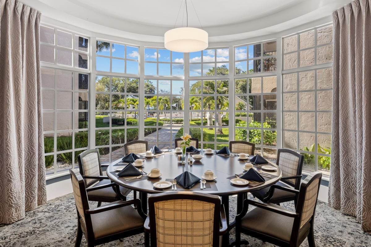 Veranda Club dining table